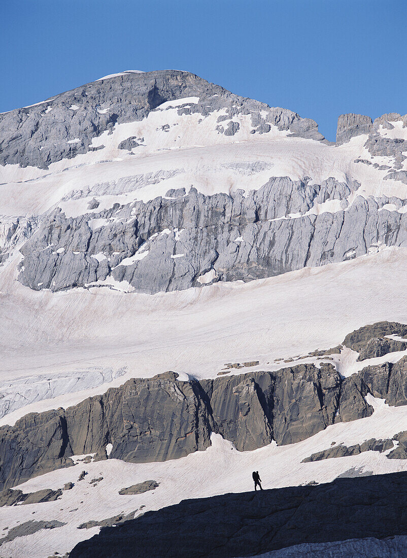 Wanderer auf dem Bergrücken unterhalb der Nordostwand des Mount Perdido in den Pyrenäen