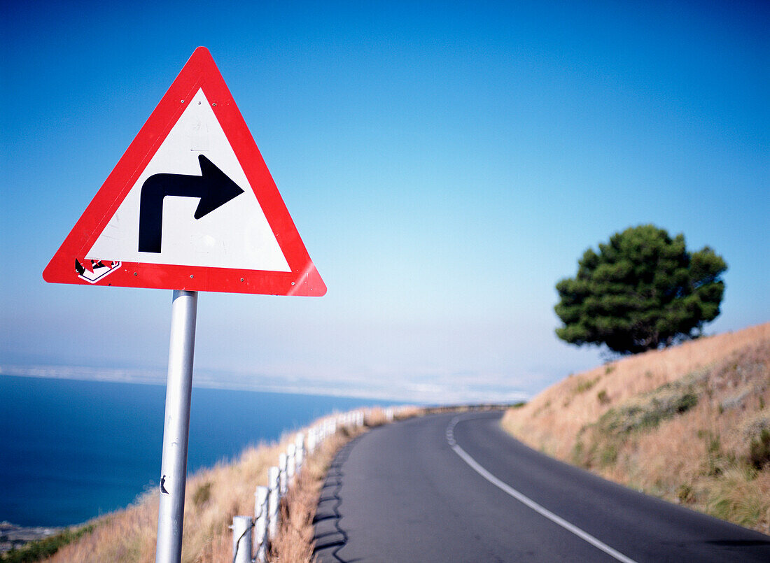 Straßenschild "Bend to the Right" in der Nähe der Spitze des Lion's Rump Hill