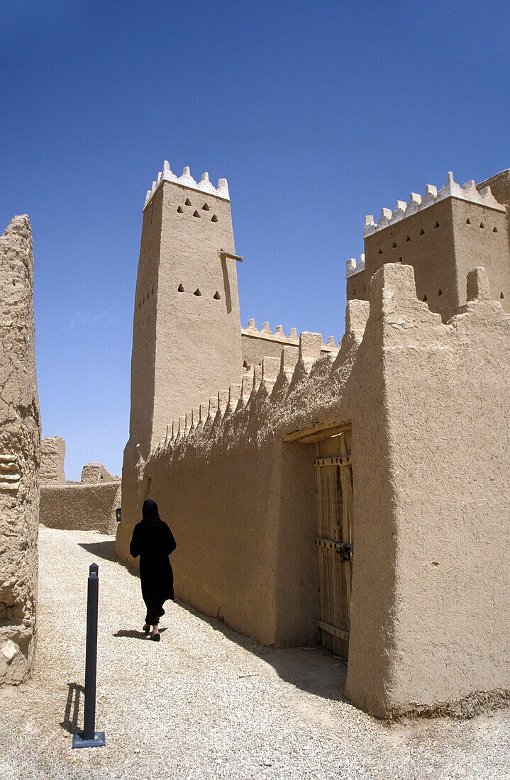 Frau in Abaya