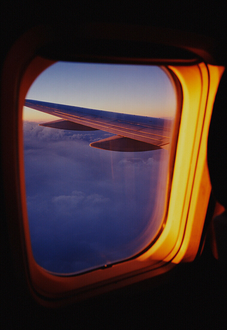 Blick aus einem Flugzeugfenster