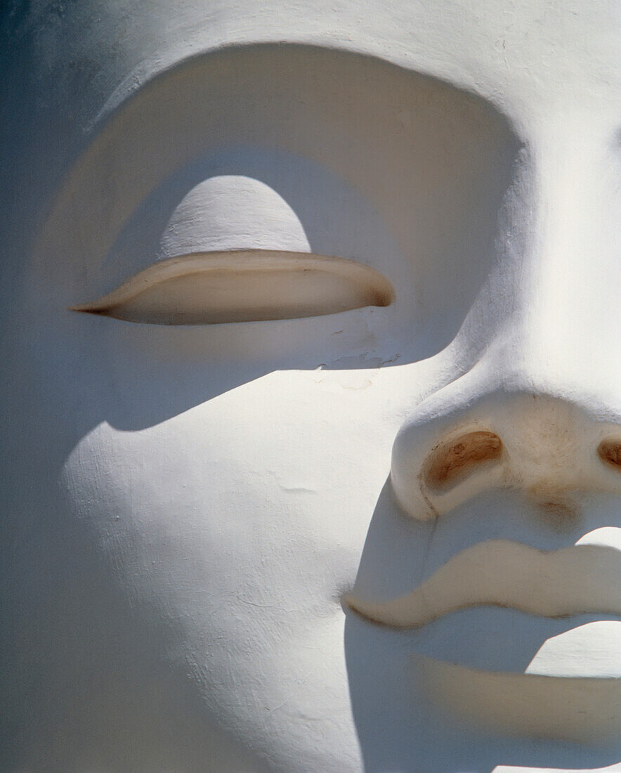 Detail des Gesichts eines weißen Buddhas