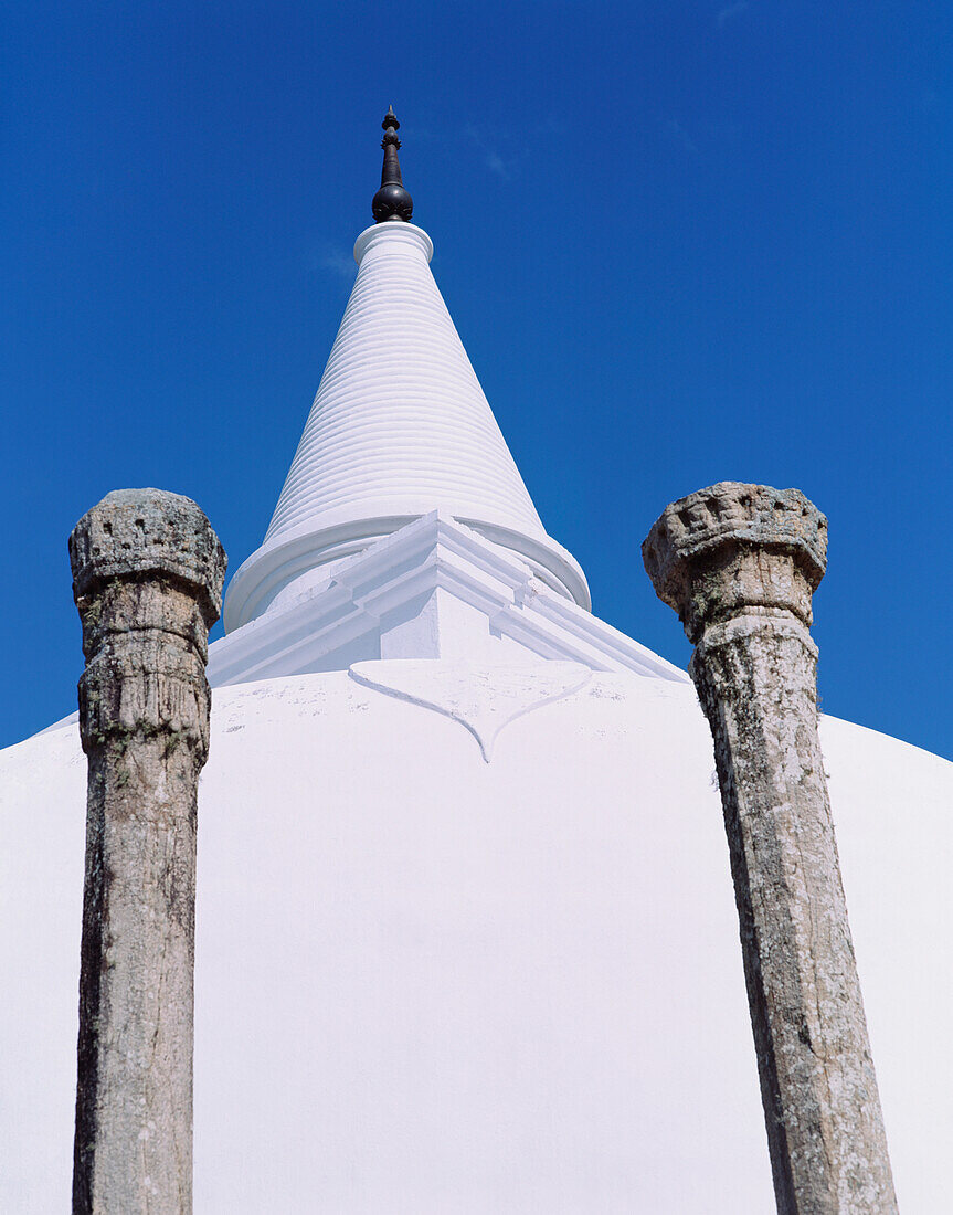 Weiße Stupa und Granitsäulen bei der Lankarama Dagoba
