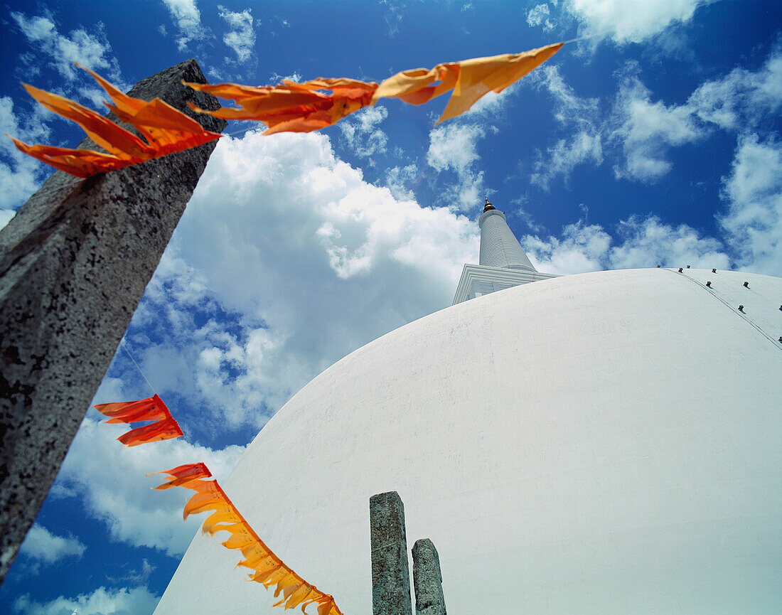 Weiße Stupa der Ruwanveliseya Dagoba mit orangefarbenen Gebetsfahnen