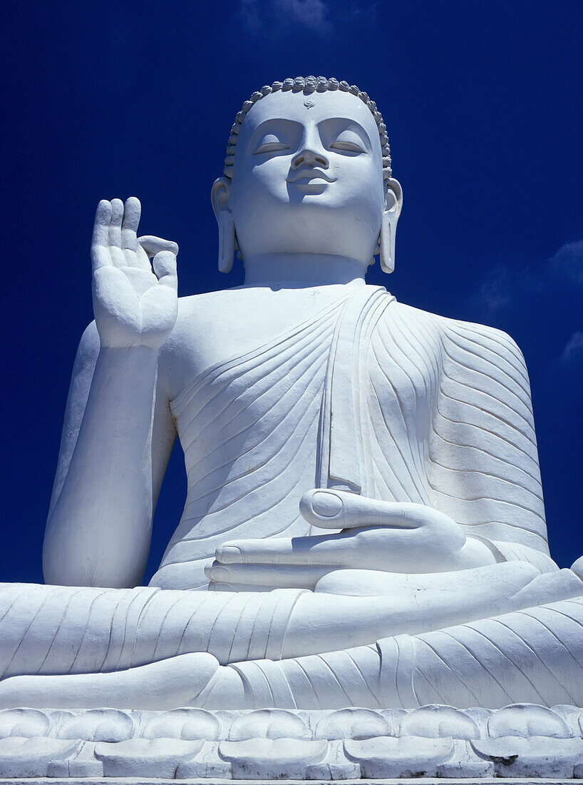 Großer sitzender weißer Buddha