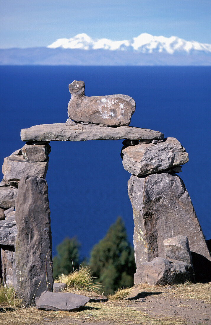 Ruinen mit Illampu-Bergen