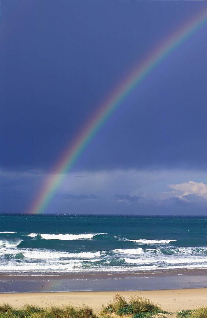 Regenbogen über leerem Strand