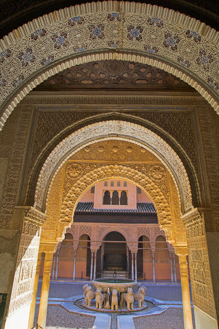 Blick durch Bögen auf den Innenhof der Alhambra