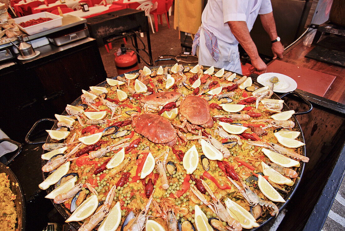 Große Paella wird in der Snackbar gekocht