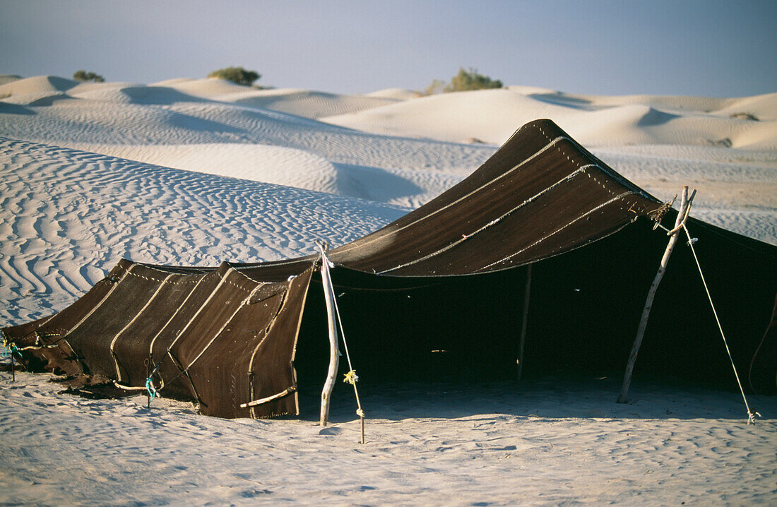 Berberzelt in der Wüste Sahara auf einem Kameltrekking von Douz aus