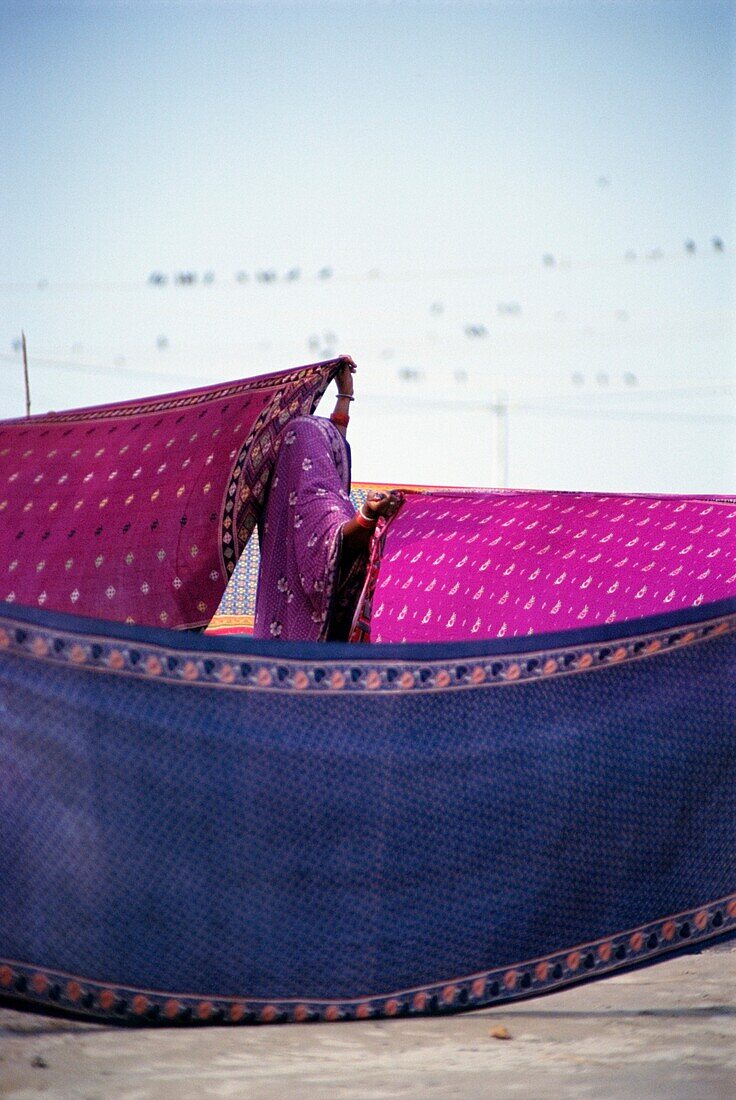 Trocknende Saris an den Ufern des Flusses Ganges