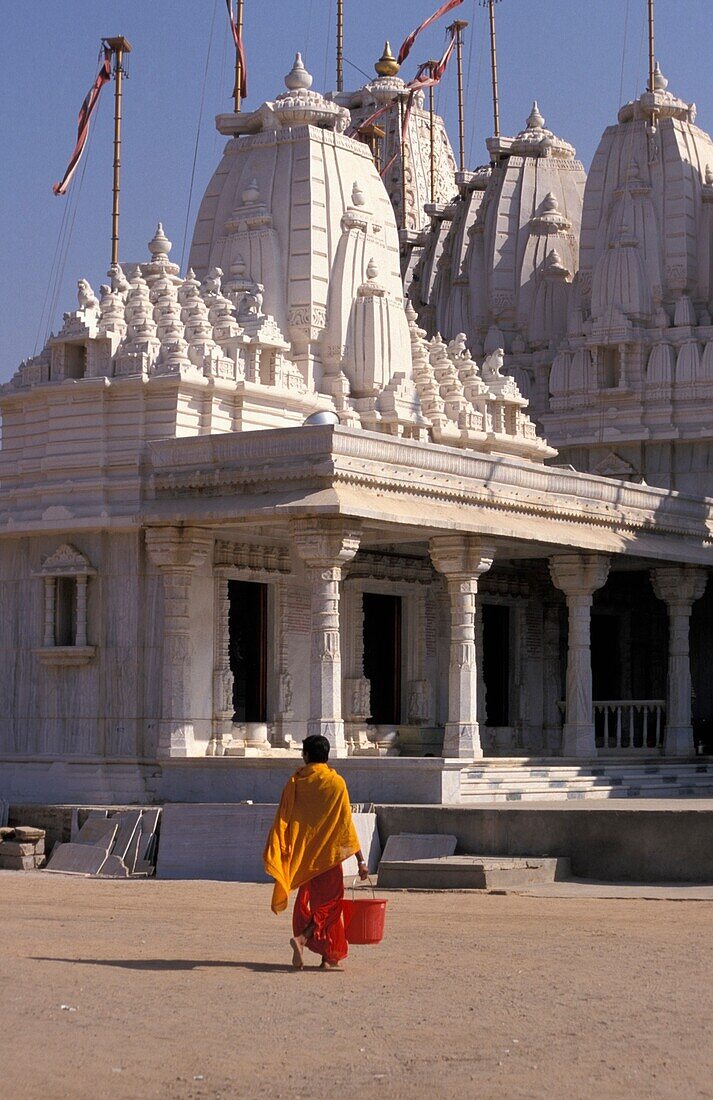 Mann geht vor dem Khodaypul Jain-Tempel spazieren