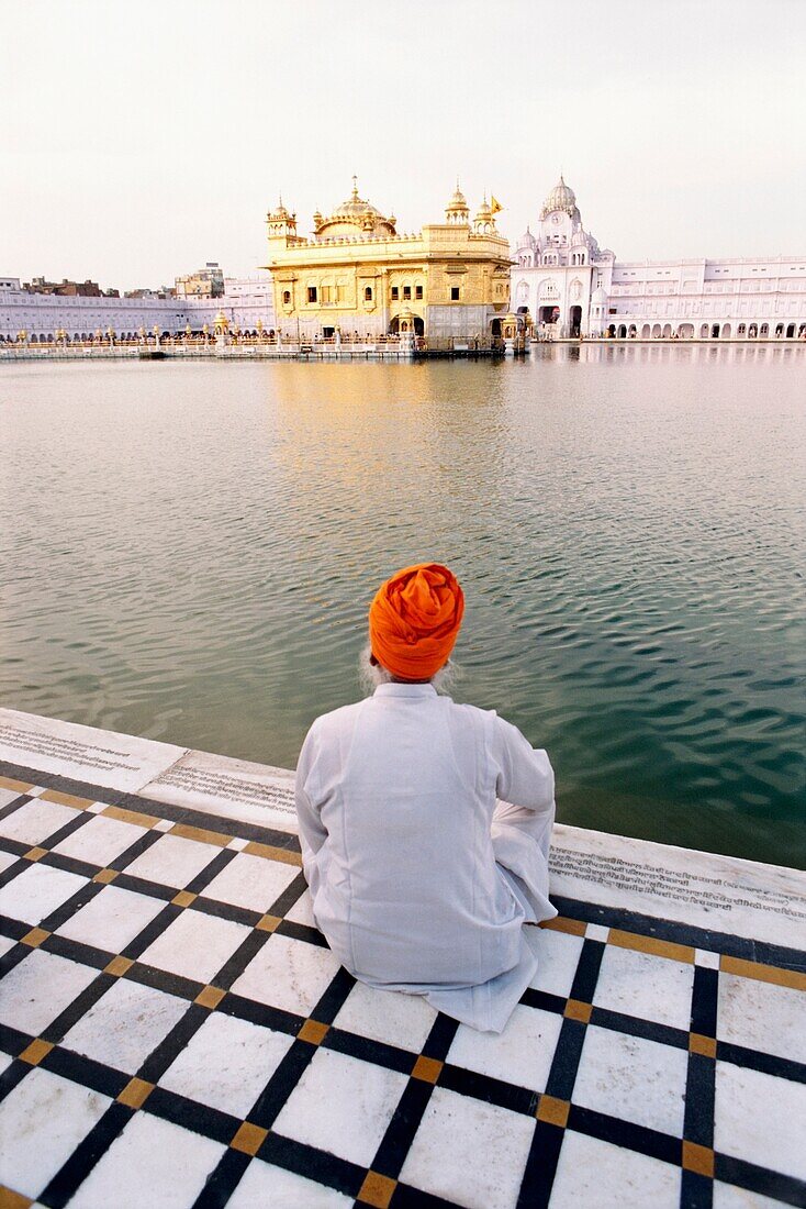 Sikh-Mann vor dem Goldenen Tempel sitzend