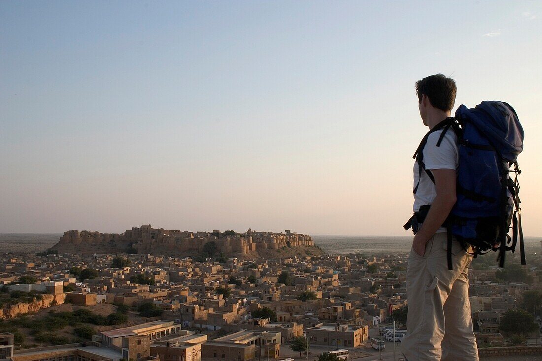 Backpacker mit Blick über Jaisalmere