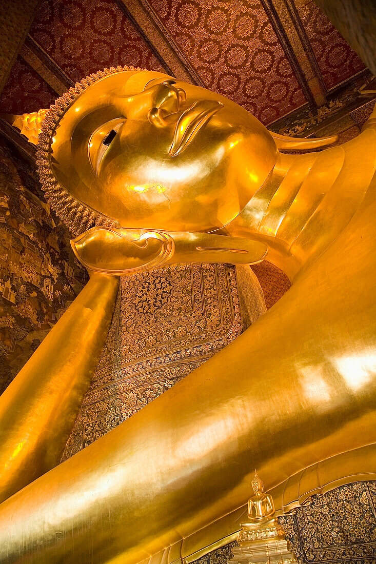 Liegender Buddha im Wat Pho, niedriger Blickwinkel