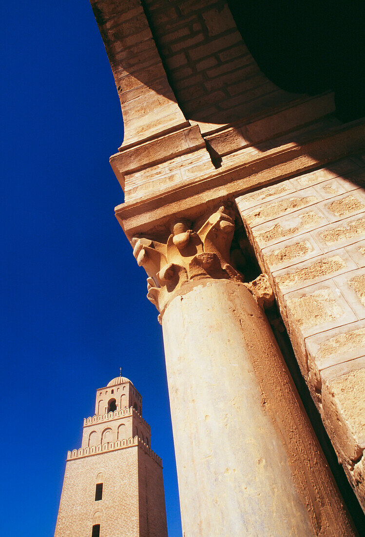 Blick auf Säule und Bogengang, Kairouan