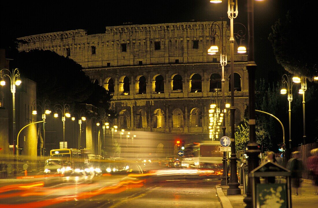 Lichtspuren und Kolosseum bei Nacht