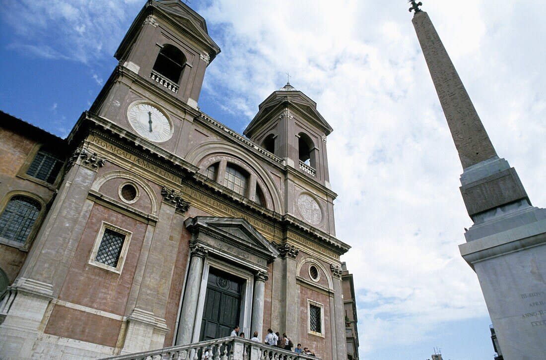 Trinita Dei Monti, Blick aus niedrigem Winkel
