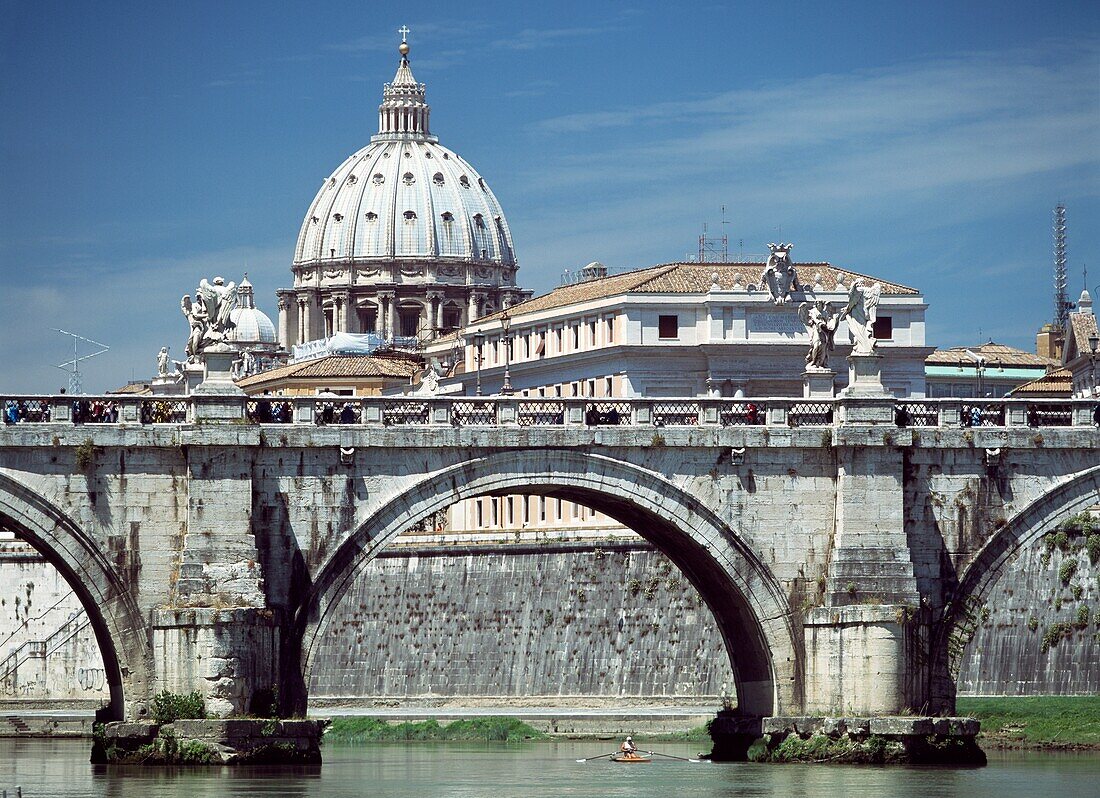 Mann rudert unter einer Tiberbrücke mit der Kuppel des Petersdoms im Hintergrund