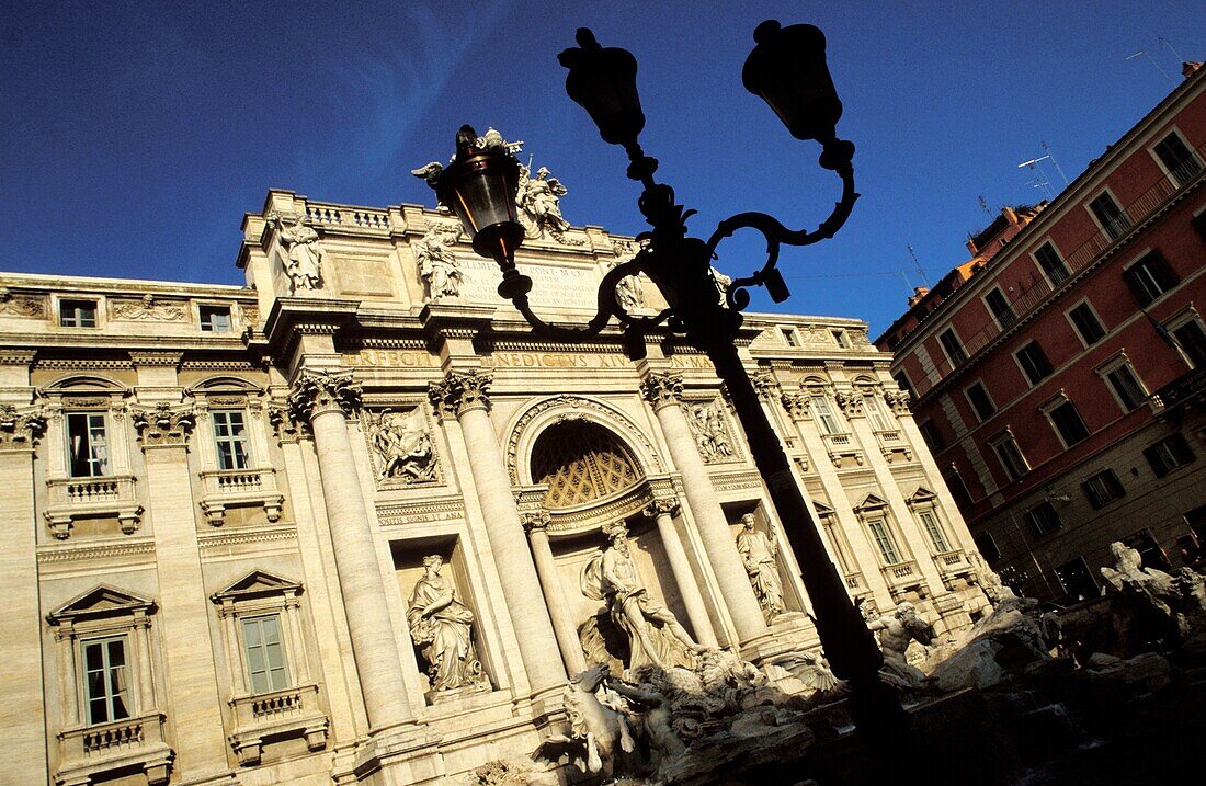 Trevi-Brunnen und Laternenpfahl