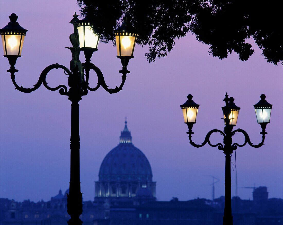 Petersdom in der Abenddämmerung von der Villa Borghese aus
