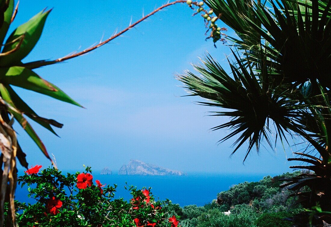 Blick auf Stromboli von Panarea aus