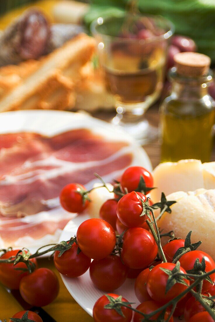 Prosciutto-Schinken, Käse, Tomaten, Weißwein, Brot und Olivenöl, Nahaufnahme