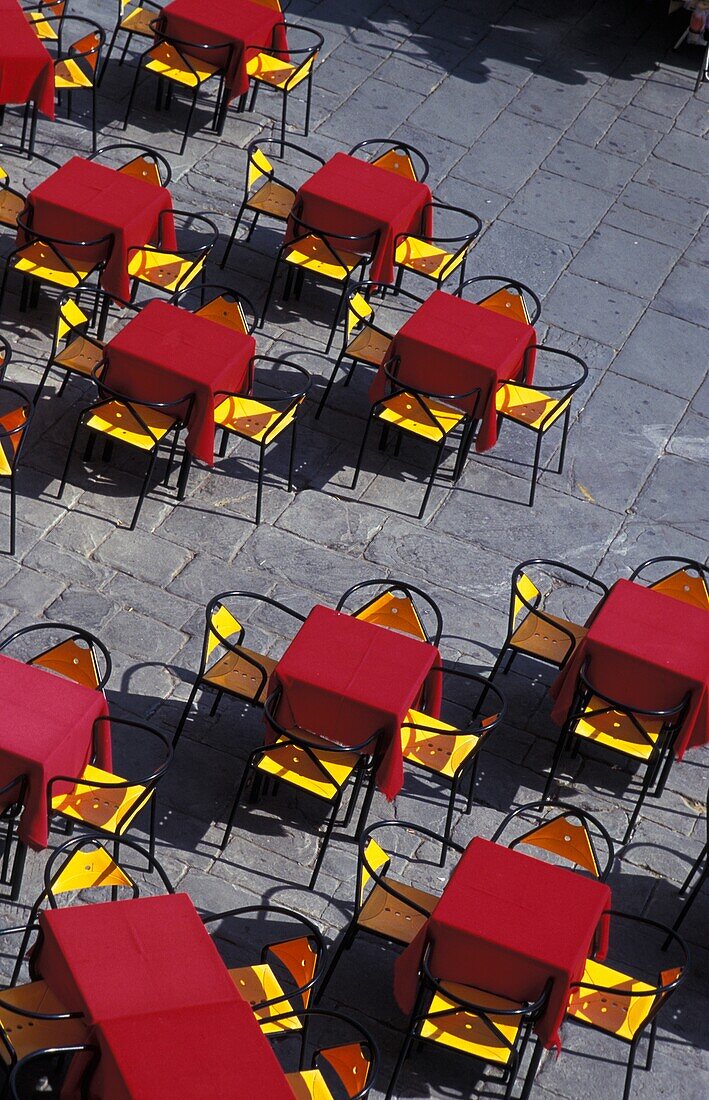 Leerer Cafe-Tisch und Stühle, Luftaufnahme