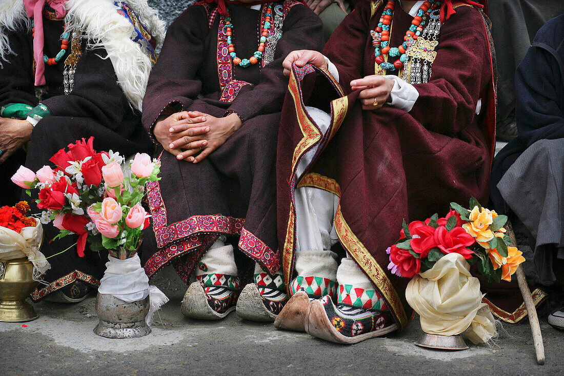 Buddhistische ladakhische Frauen in traditioneller Kleidung