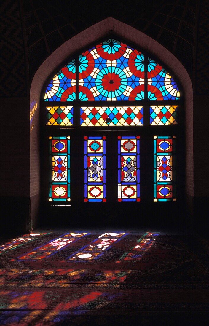 Licht, das durch das Buntglasfenster der Nasir Al Malik Moschee scheint