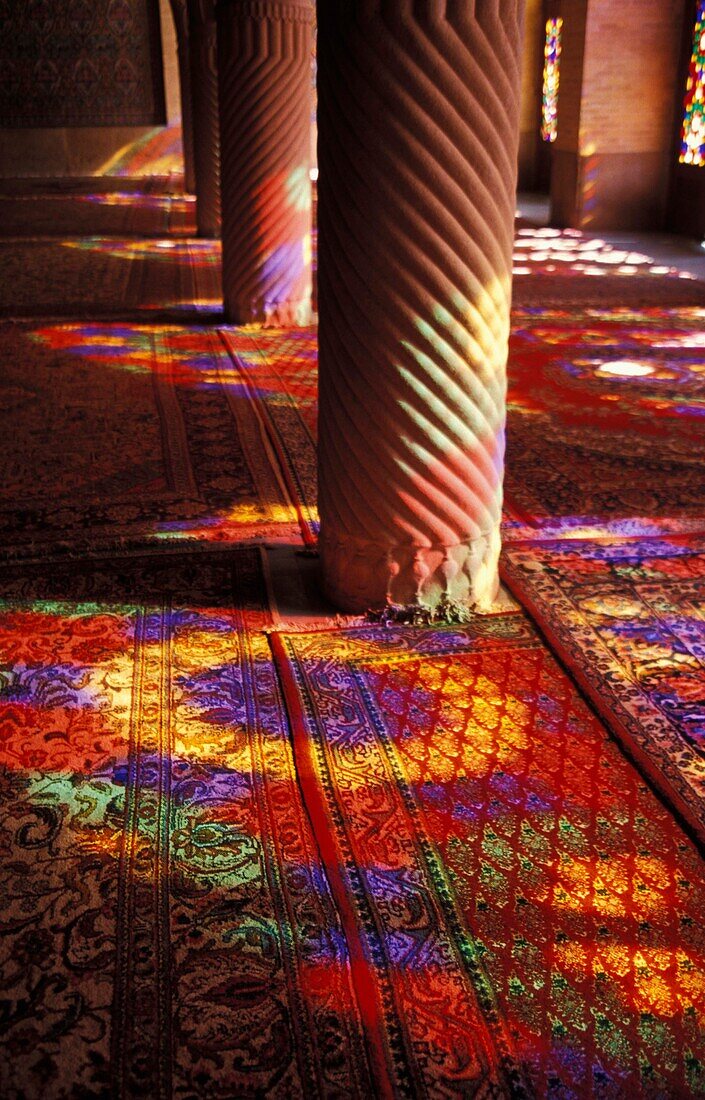Glasmalerei-Reflexionen auf dem Teppich der Nasir Al Malik Moschee