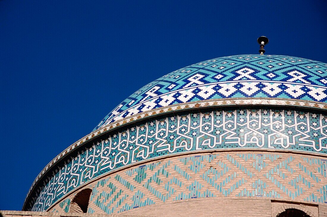 Detail der gefliesten Kuppel und des Daches des Grabes in der Nähe der Jama-Moschee, Altstadt