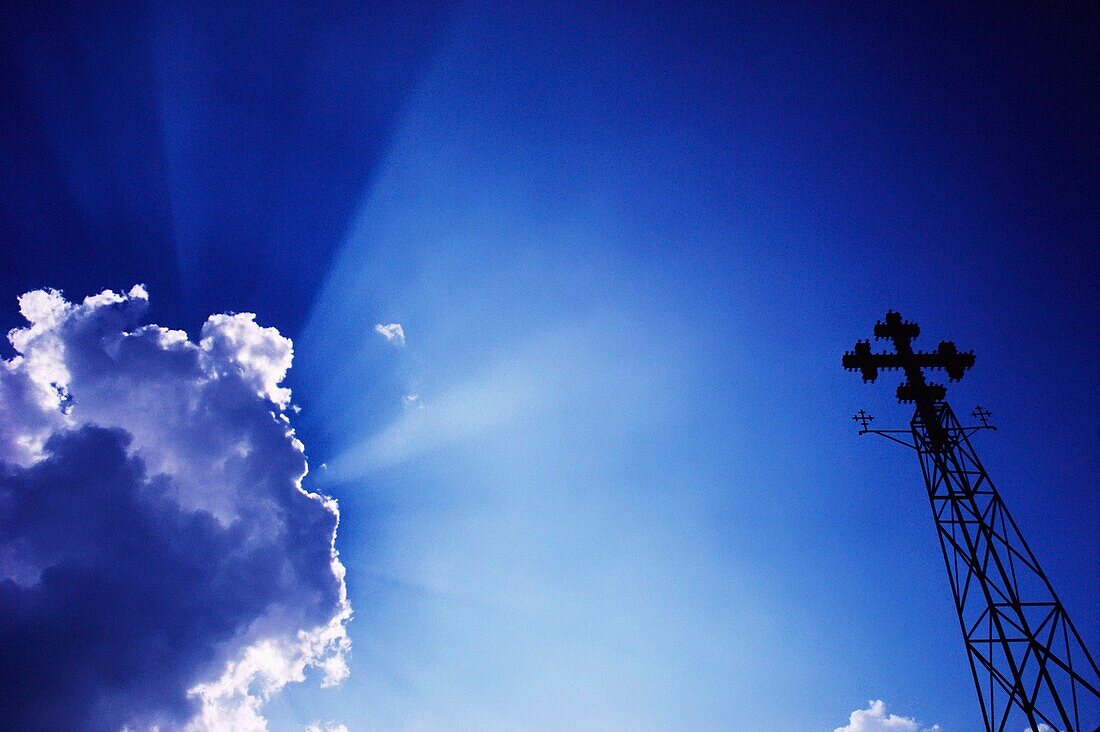 Sonnenstrahlen mit Wolke und Kreuz