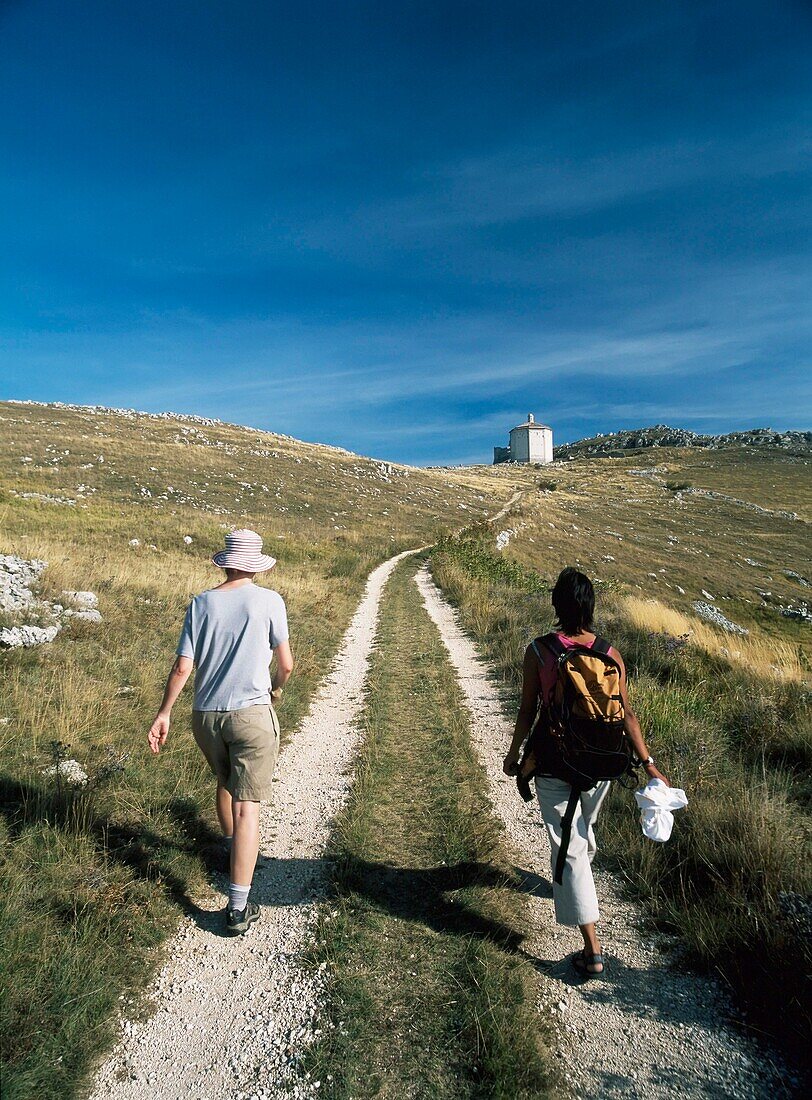 Zwei Frauen auf dem Weg zur Kapelle der Heiligen Maria Delle Pieta