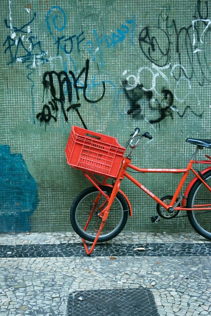 Fahrrad lehnt gegen Wand mit Graffiti