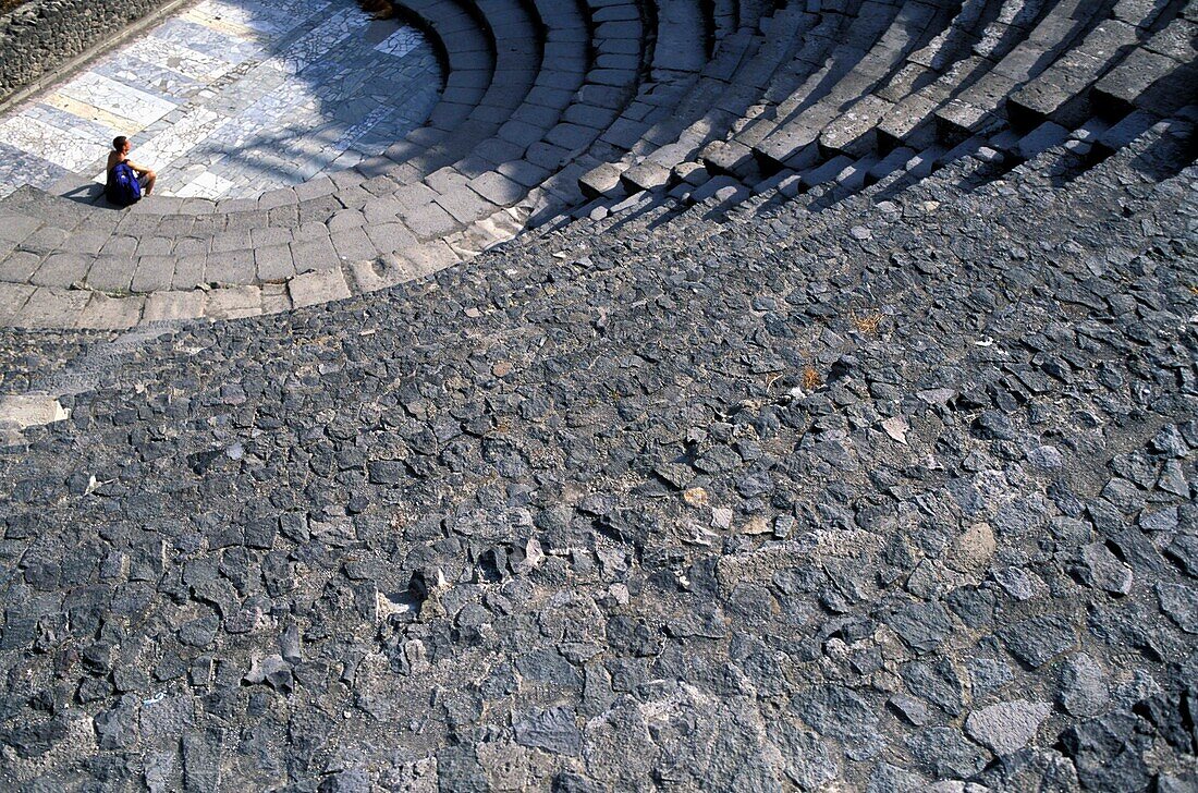 Tourist im Odeion in Pompeji