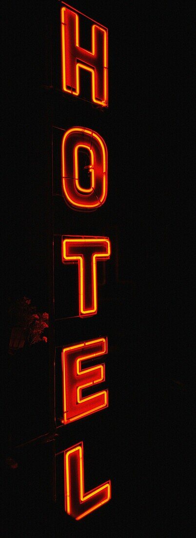 Rotes Neonschild mit der Aufschrift Hotel