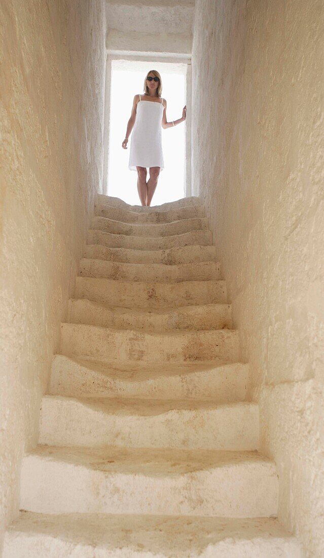 Frau oben auf der Treppe stehend