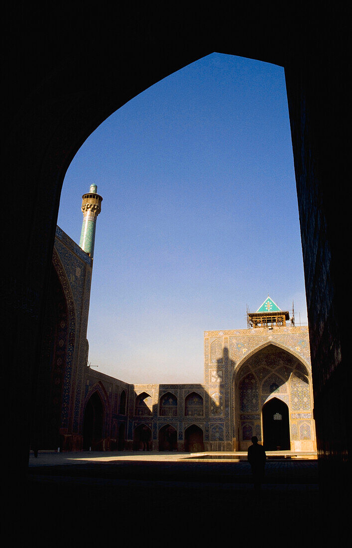 Silhouettierte Person im Innenhof, Imam-Moschee