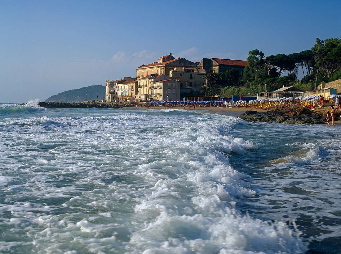 Wellen am Strand von Santa Maria Di Castellabate, Blick aus niedriger Höhe