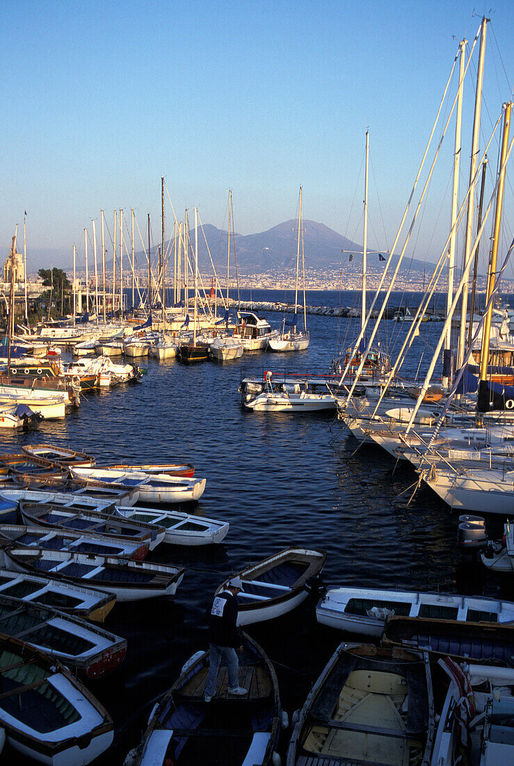 San Lucia Hafen mit Vesuv