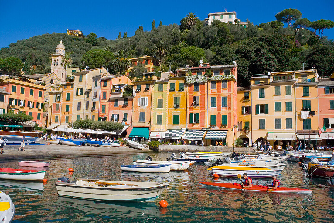 Bunte Gebäude entlang des Hafens in Portofino