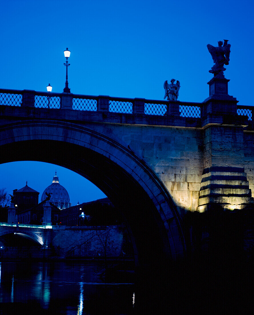 Ponte Sant Angelo und Petersdom in der Abenddämmerung
