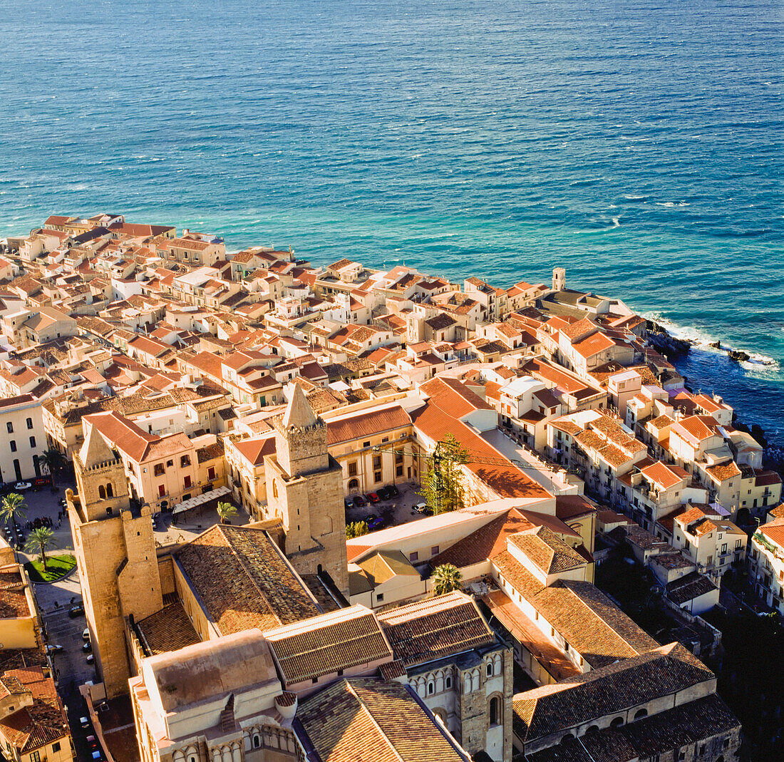 Blick über die Kathedrale und die Stadt Cefalu von La Rocca aus