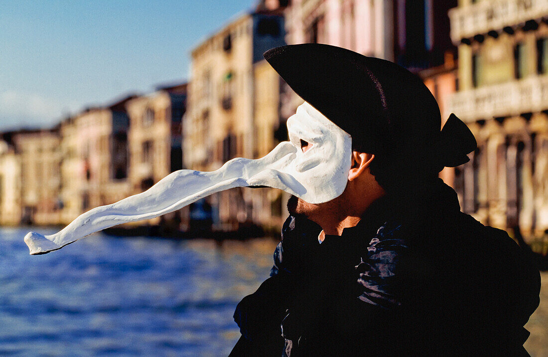 Person mit Maske beim Karneval in Venedig, Profil