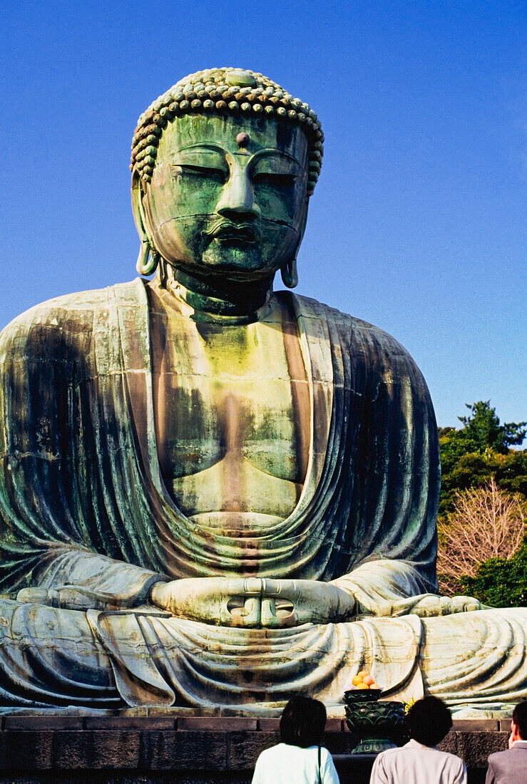 Menschen mit Blick auf die große Buddha-Statue, Rückansicht