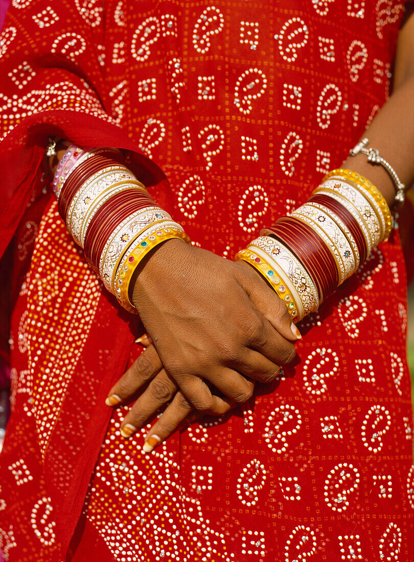 Detail von Händen und Sari einer Frau, Nahaufnahme