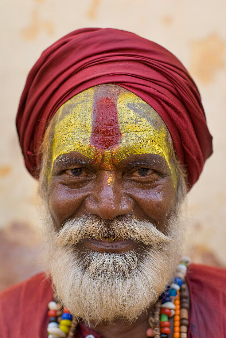 Porträt eines Sadhu mit rotem Turban und Bart