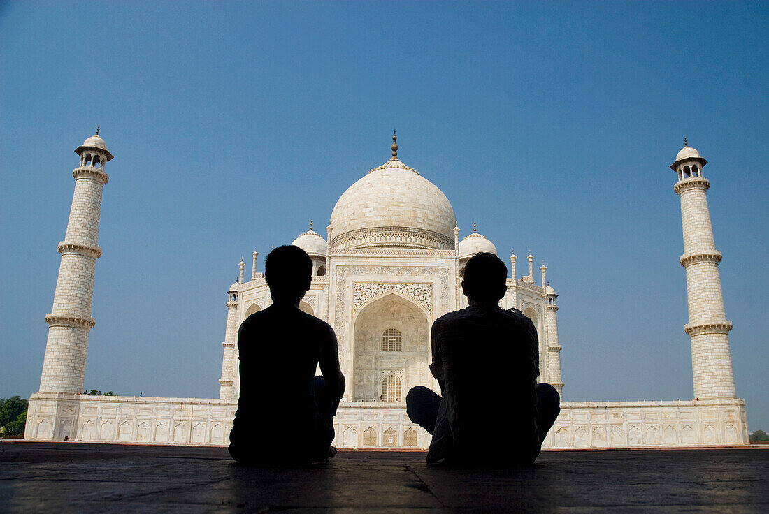 Silhouette eines Paares, das das Taj Mahal bewundert