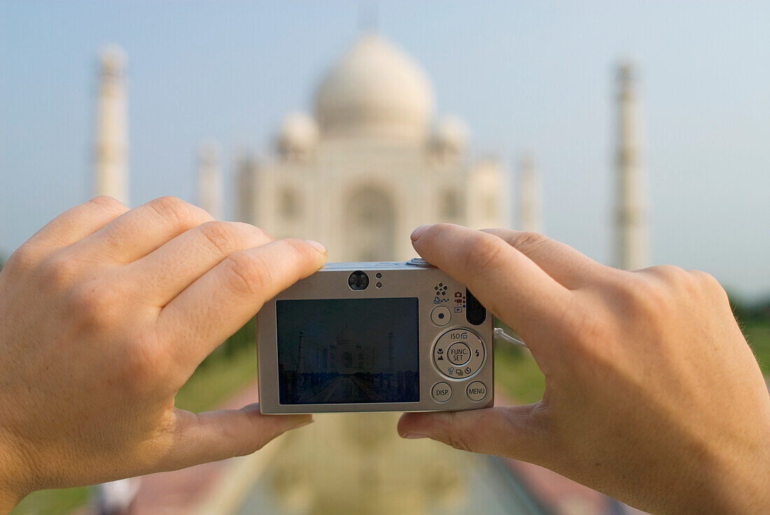 Hände beim Fotografieren des Taj Mahal, Nahaufnahme