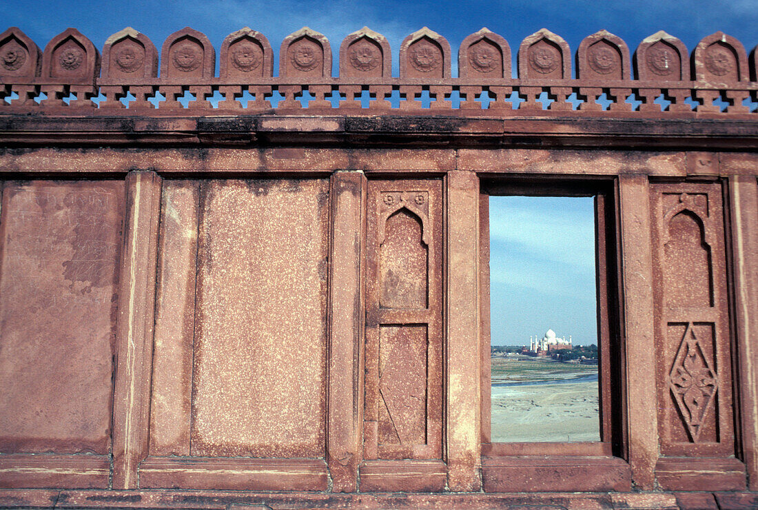 Blick durch das Fenster des Roten Forts in Richtung Taj Mahal